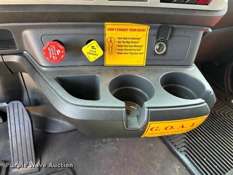 image for item EQ2175 2022 Kenworth  T680 semi truck