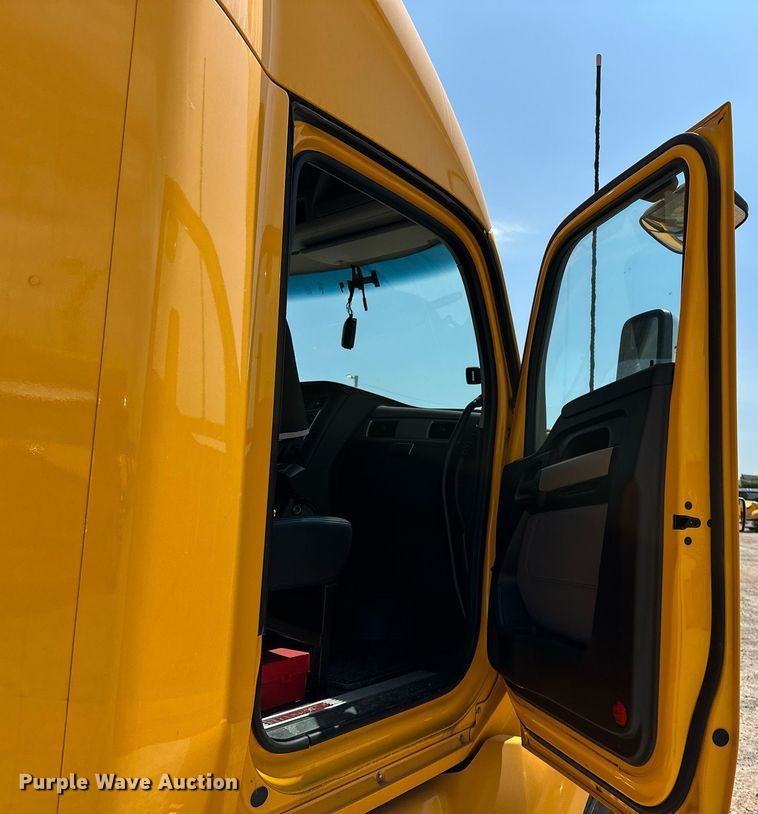 image for item EQ2175 2022 Kenworth  T680 semi truck