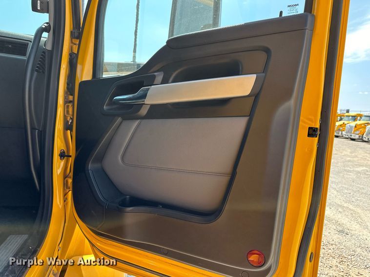 image for item EQ2175 2022 Kenworth  T680 semi truck