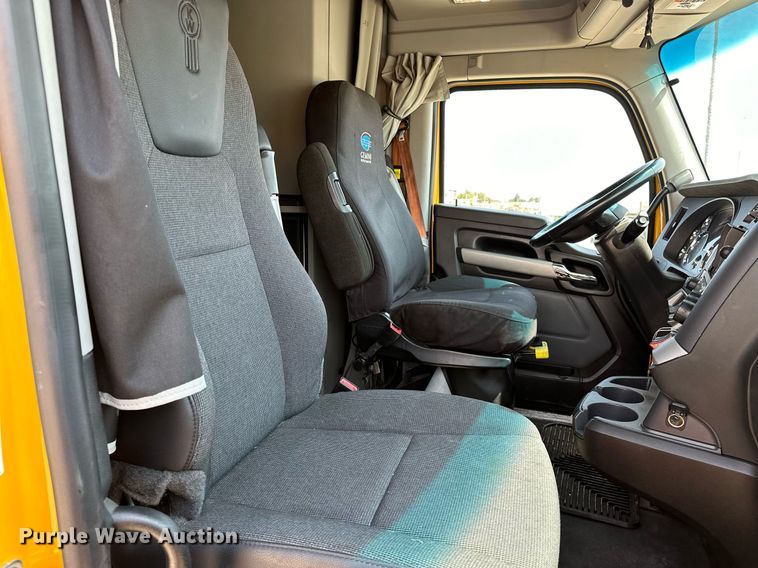 image for item EQ2175 2022 Kenworth  T680 semi truck