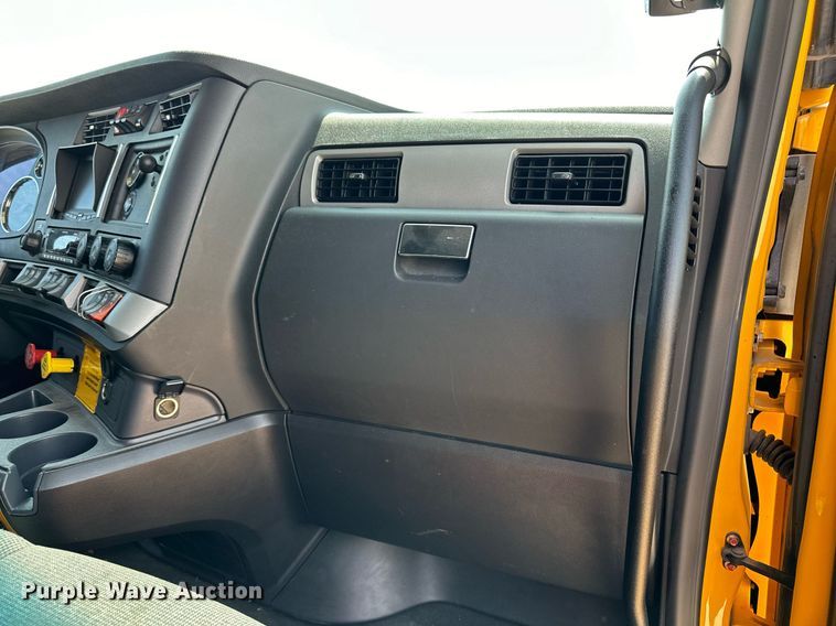 image for item EQ2175 2022 Kenworth  T680 semi truck