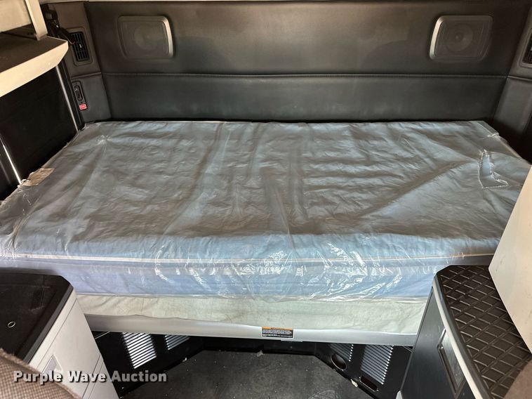 image for item EQ2175 2022 Kenworth  T680 semi truck