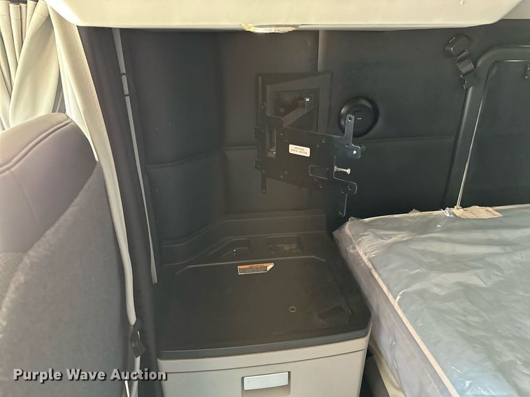 image for item EQ2175 2022 Kenworth  T680 semi truck