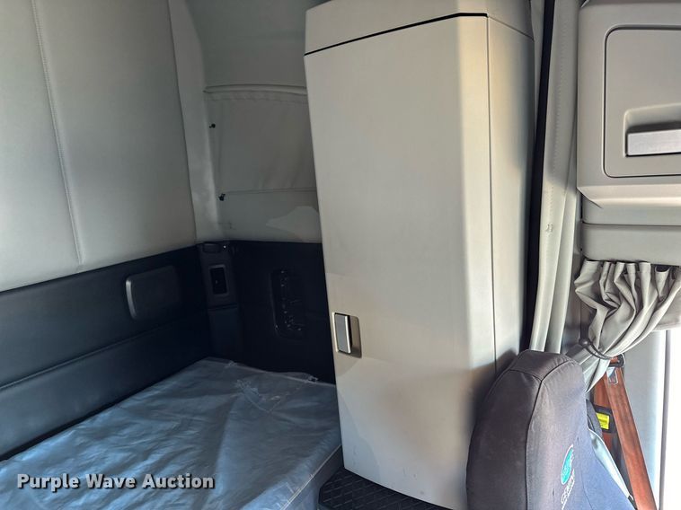 image for item EQ2175 2022 Kenworth  T680 semi truck