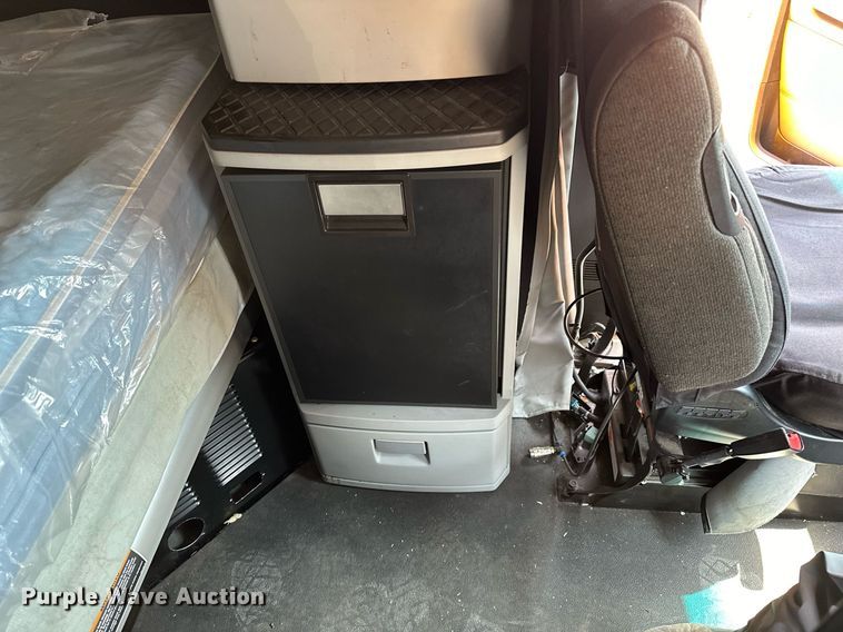 image for item EQ2175 2022 Kenworth  T680 semi truck