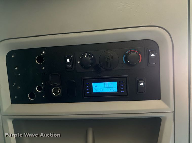 image for item EQ2175 2022 Kenworth  T680 semi truck