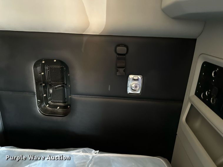 image for item EQ2175 2022 Kenworth  T680 semi truck