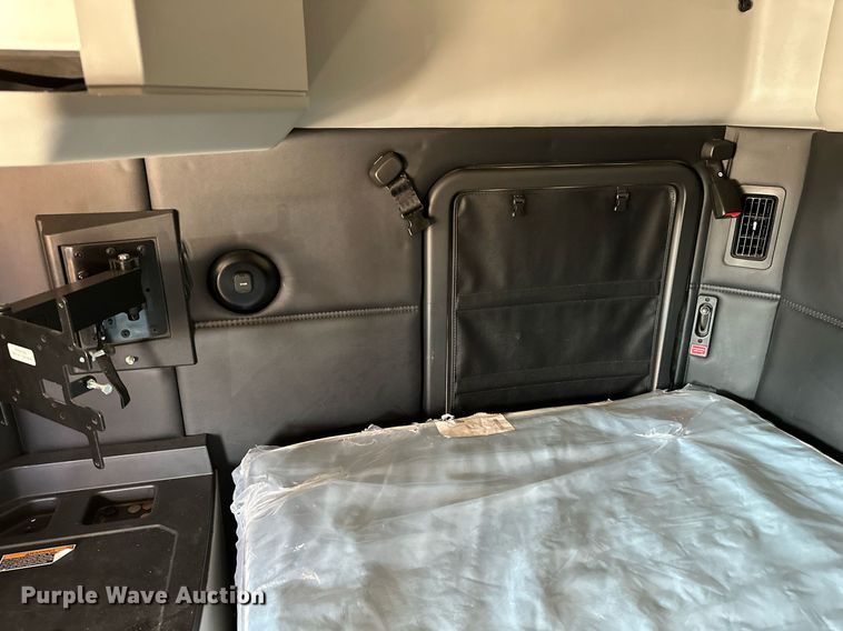 image for item EQ2175 2022 Kenworth  T680 semi truck