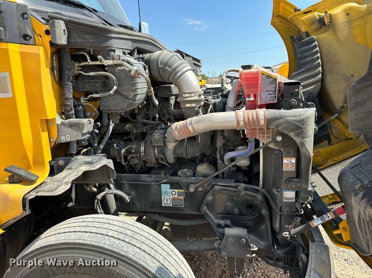 image for item EQ2175 2022 Kenworth  T680 semi truck