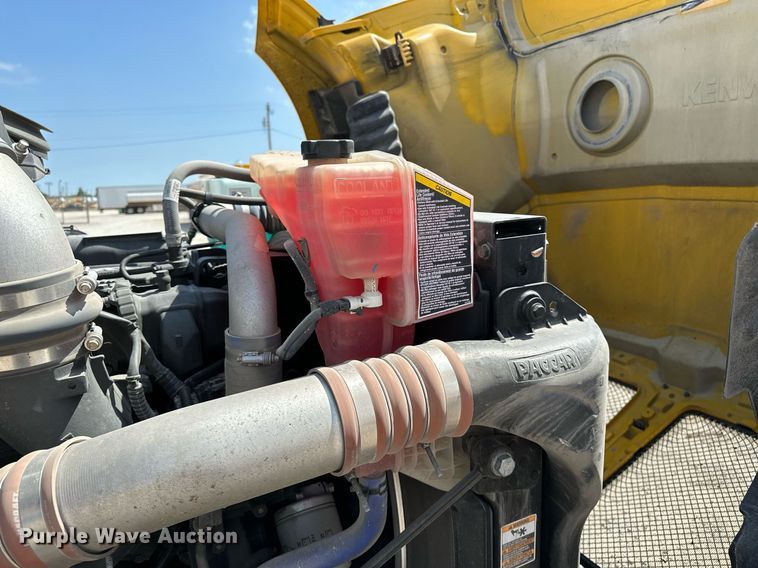 image for item EQ2175 2022 Kenworth  T680 semi truck