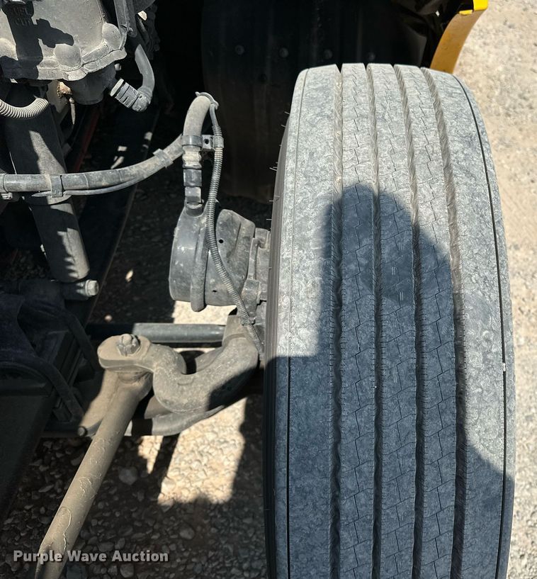 image for item EQ2175 2022 Kenworth  T680 semi truck