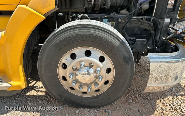 image for item EQ2175 2022 Kenworth  T680 semi truck