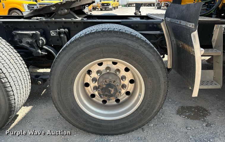 image for item EQ2175 2022 Kenworth  T680 semi truck