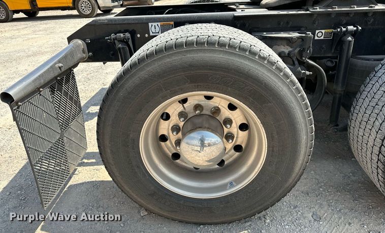 image for item EQ2175 2022 Kenworth  T680 semi truck