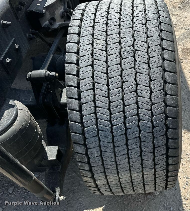 image for item EQ2175 2022 Kenworth  T680 semi truck