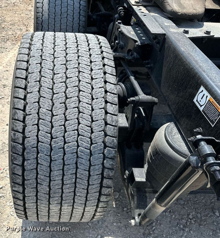 image for item EQ2175 2022 Kenworth  T680 semi truck