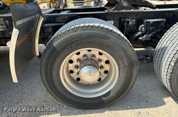 image for item EQ2175 2022 Kenworth  T680 semi truck