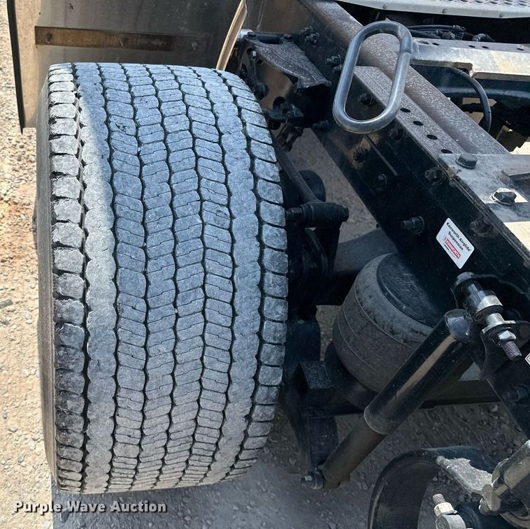 image for item EQ2175 2022 Kenworth  T680 semi truck