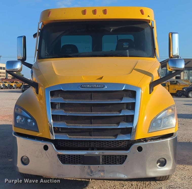 image for item EQ2176 2021 Freightliner  Cascadia 126 semi truck