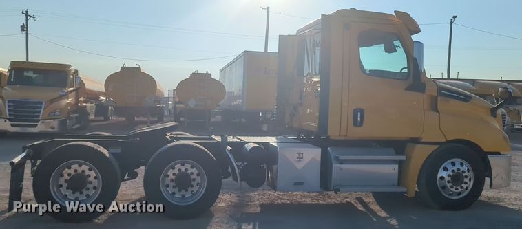 image for item EQ2176 2021 Freightliner  Cascadia 126 semi truck