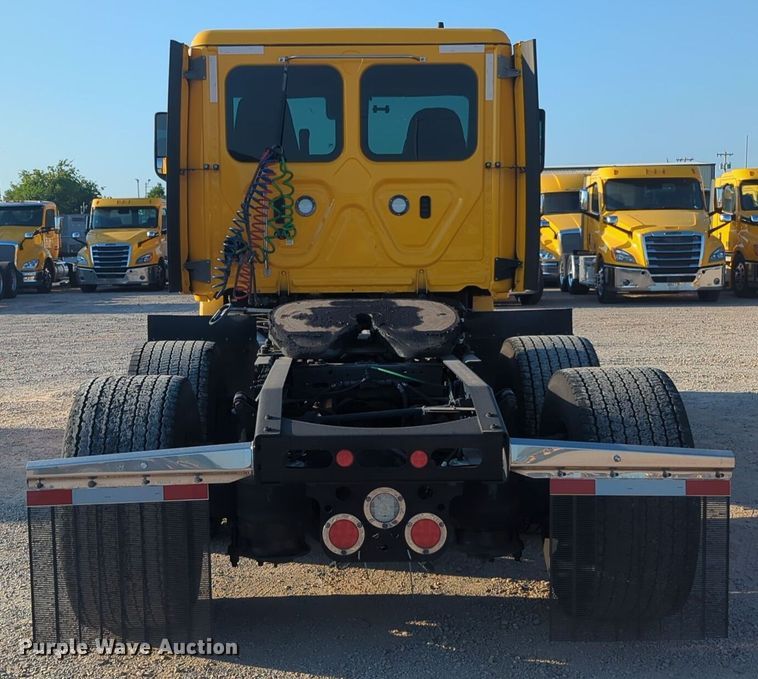 image for item EQ2176 2021 Freightliner  Cascadia 126 semi truck