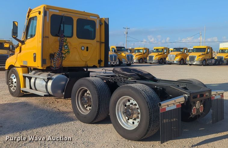 image for item EQ2176 2021 Freightliner  Cascadia 126 semi truck