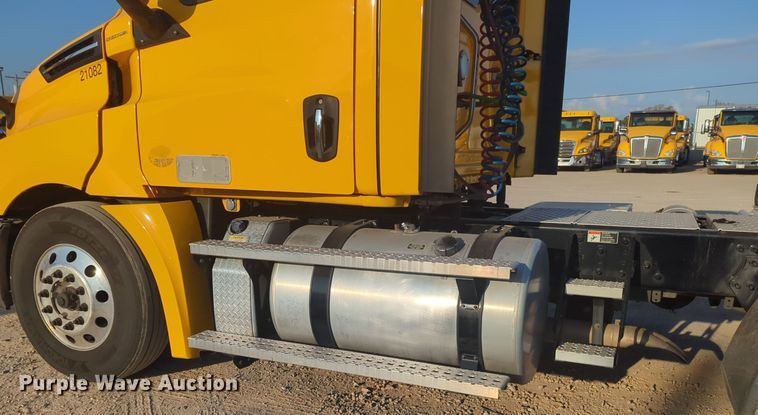 image for item EQ2176 2021 Freightliner  Cascadia 126 semi truck