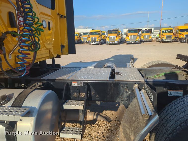 image for item EQ2176 2021 Freightliner  Cascadia 126 semi truck