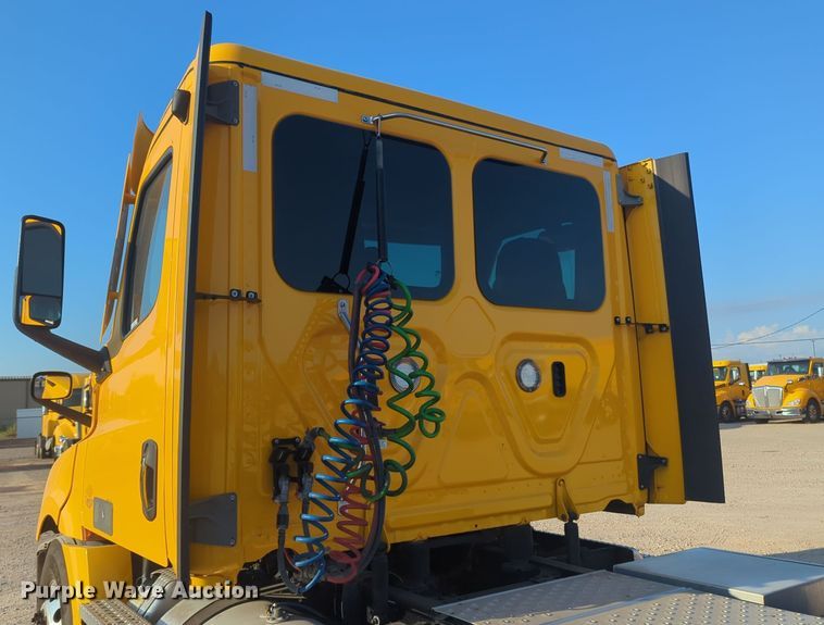 image for item EQ2176 2021 Freightliner  Cascadia 126 semi truck