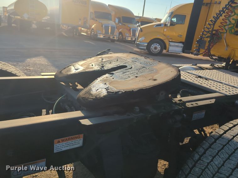 image for item EQ2176 2021 Freightliner  Cascadia 126 semi truck