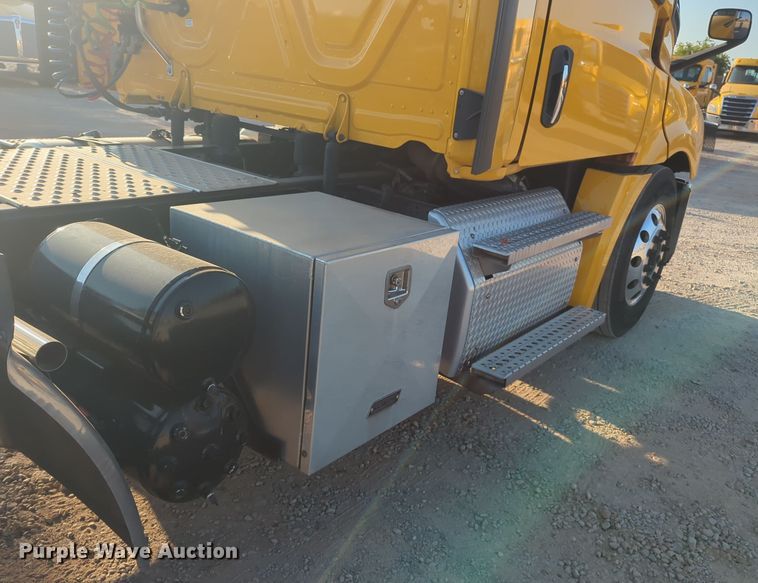 image for item EQ2176 2021 Freightliner  Cascadia 126 semi truck