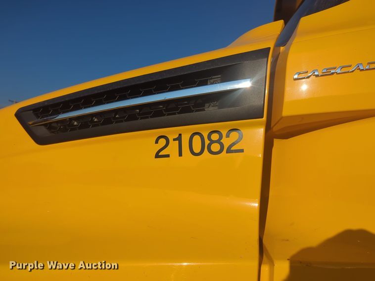 image for item EQ2176 2021 Freightliner  Cascadia 126 semi truck