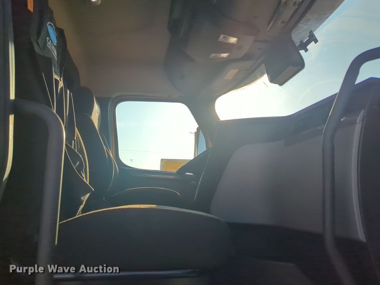 image for item EQ2176 2021 Freightliner  Cascadia 126 semi truck