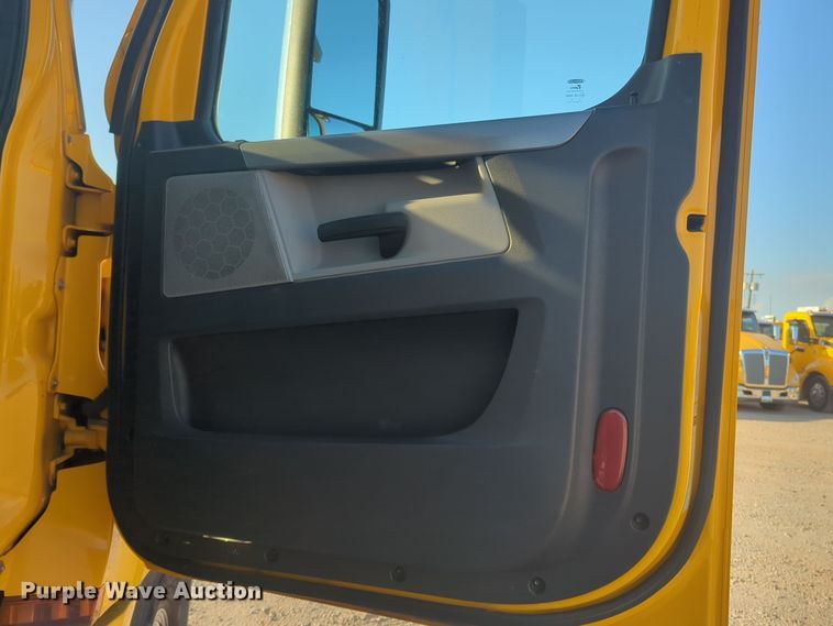 image for item EQ2176 2021 Freightliner  Cascadia 126 semi truck