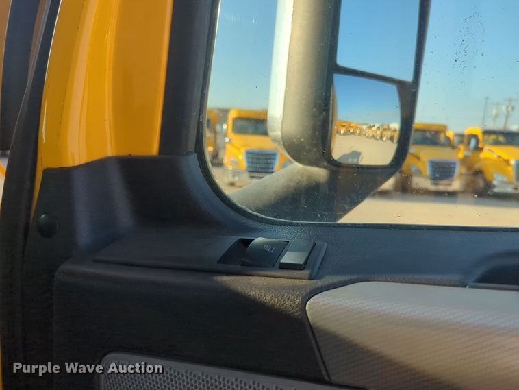 image for item EQ2176 2021 Freightliner  Cascadia 126 semi truck