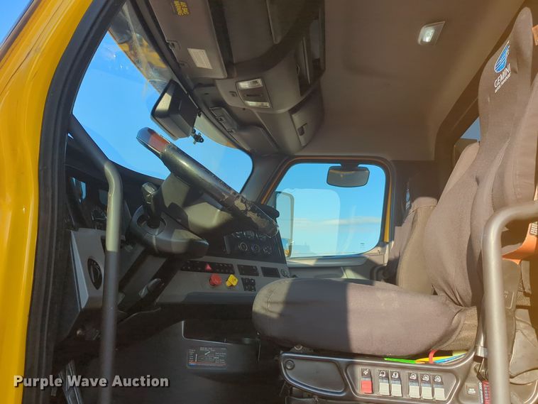 image for item EQ2176 2021 Freightliner  Cascadia 126 semi truck