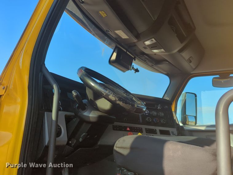 image for item EQ2176 2021 Freightliner  Cascadia 126 semi truck