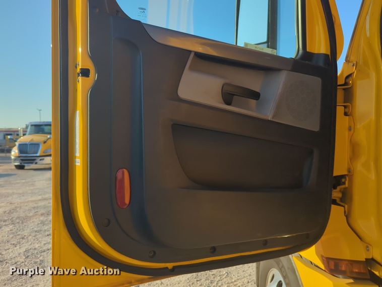 image for item EQ2176 2021 Freightliner  Cascadia 126 semi truck