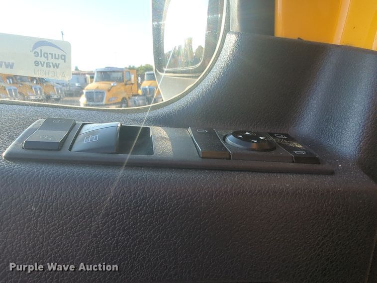 image for item EQ2176 2021 Freightliner  Cascadia 126 semi truck