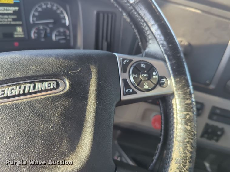 image for item EQ2176 2021 Freightliner  Cascadia 126 semi truck