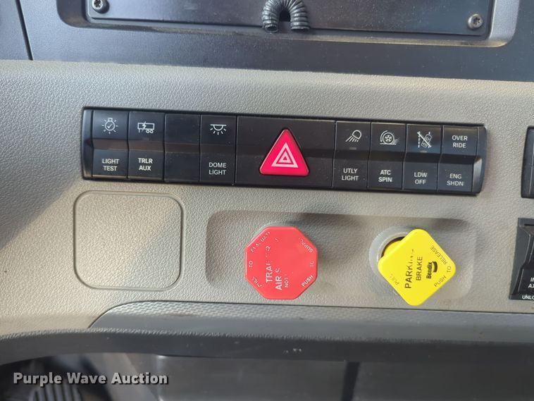 image for item EQ2176 2021 Freightliner  Cascadia 126 semi truck