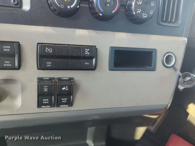 image for item EQ2176 2021 Freightliner  Cascadia 126 semi truck