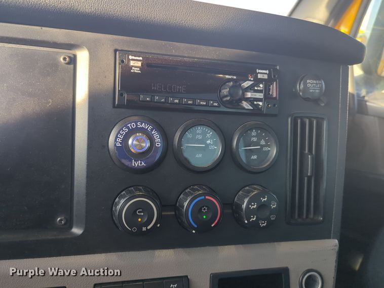 image for item EQ2176 2021 Freightliner  Cascadia 126 semi truck