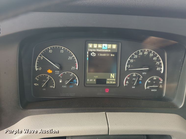 image for item EQ2176 2021 Freightliner  Cascadia 126 semi truck