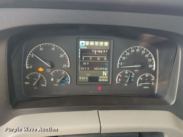 image for item EQ2176 2021 Freightliner  Cascadia 126 semi truck