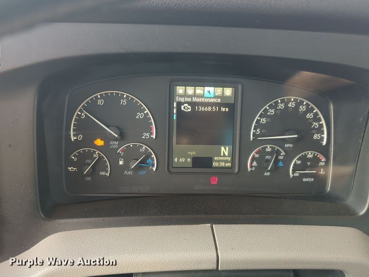 image for item EQ2176 2021 Freightliner  Cascadia 126 semi truck