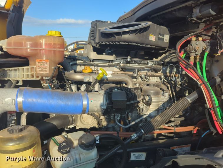 image for item EQ2176 2021 Freightliner  Cascadia 126 semi truck