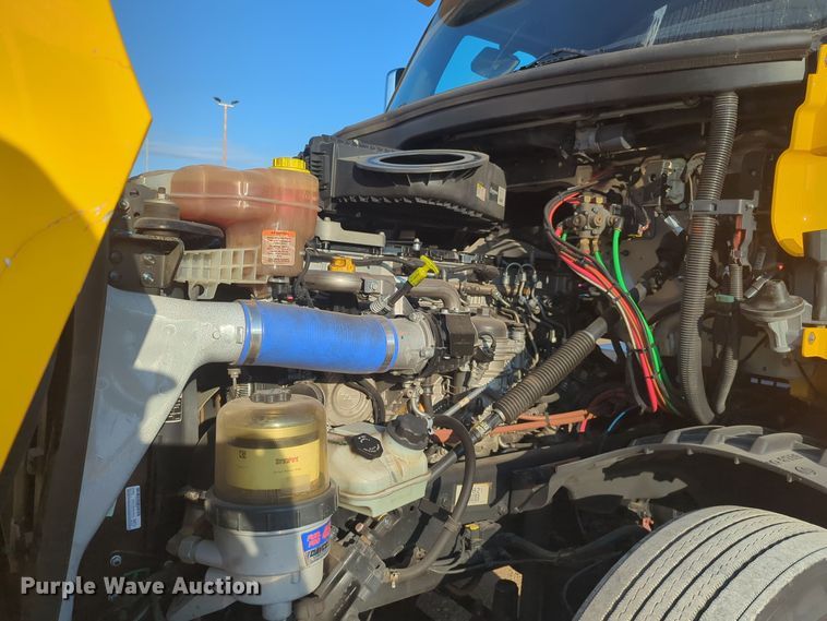 image for item EQ2176 2021 Freightliner  Cascadia 126 semi truck