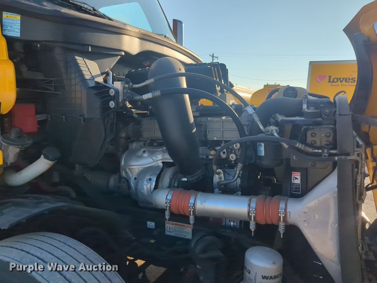 image for item EQ2176 2021 Freightliner  Cascadia 126 semi truck