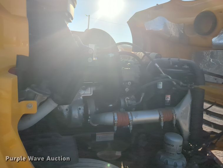 image for item EQ2176 2021 Freightliner  Cascadia 126 semi truck